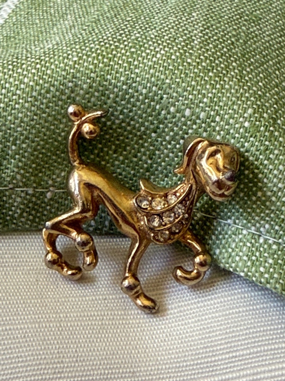 Vintage Castlecliff Gold-tone Dog Brooch with Clear Rhinestones - Picture 2 of 4
